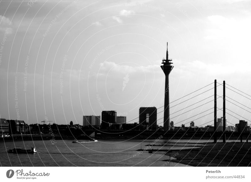 port et pont schwarz weiß Wasserfahrzeug Wiese Strand Europa Düsseldorf Brücke Hafen Skyline Rhein Fernsehturm