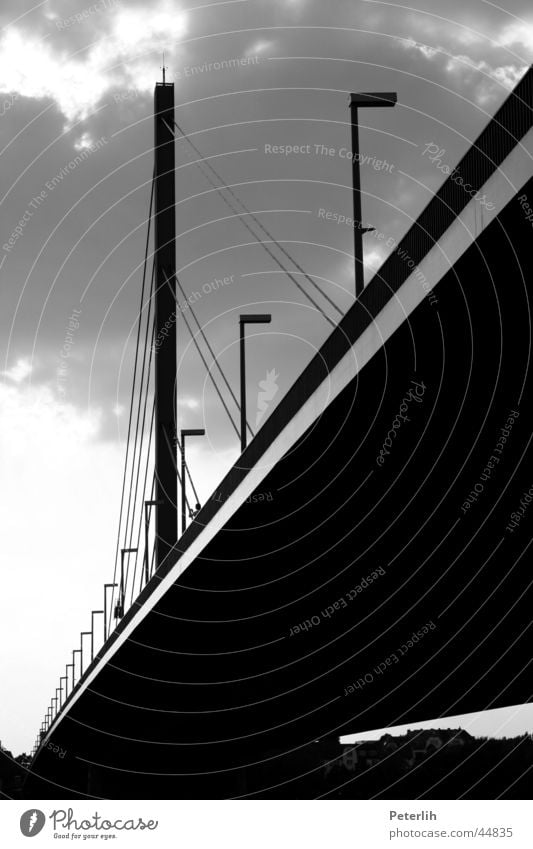 Sous le pont unten schwarz weiß dunkel Lampe Laterne Wolken Oberkasseler Brücke Düsseldorf