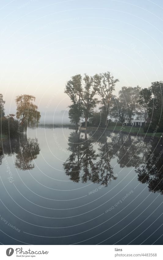 UT Teufelsmoor l Flussufer Hamme Landschaft Menschenleer Morgendämmerung Bäume Wasser Spiegelung Reflexion & Spiegelung Baum ruhig Farbfoto Außenaufnahme