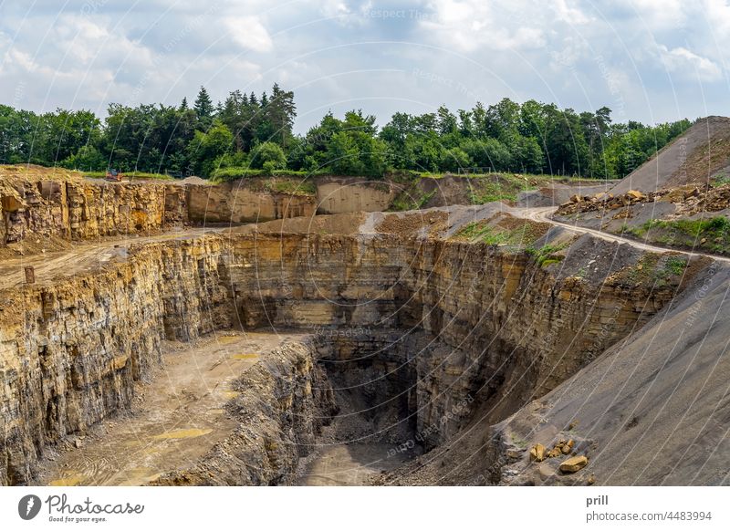 Steinbruch Bergbau Tagebaugrube Kies Felsen Felswand Schürfen Kalkstein Golfloch Deutschland Süddeutschland Hohenlohe Sommer sonnig Industrie Konstruktion