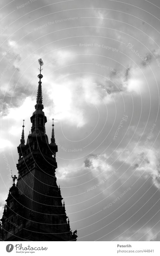 Spitze! Rathaus Dach Wolken Kuppeldach schwarz weiß dunkel Architektur Hamburg Himmel