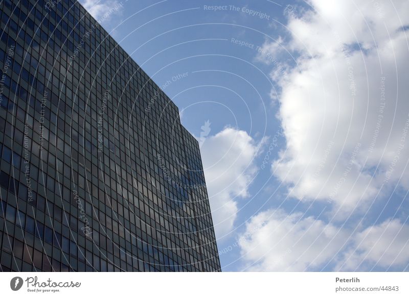 hoch hinaus Hochhaus Haus Fenster Wolken Architektur Thyssen Krupp Düsseldorf Himmel blau