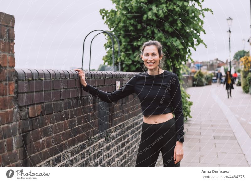 Frau läuft im Stadtgebiet rennen Joggen im Freien Jogger Sport Läufer Erwachsener Training Stauanlage Knöchelgewichte Großstadt Knöchel-Armreifen Fitness