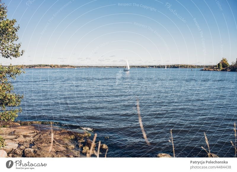 Segelboot auf dem Meer bei Helsinki, Finnland MEER Herbst fallen Landschaft Segeln Wasser Natur nautisch