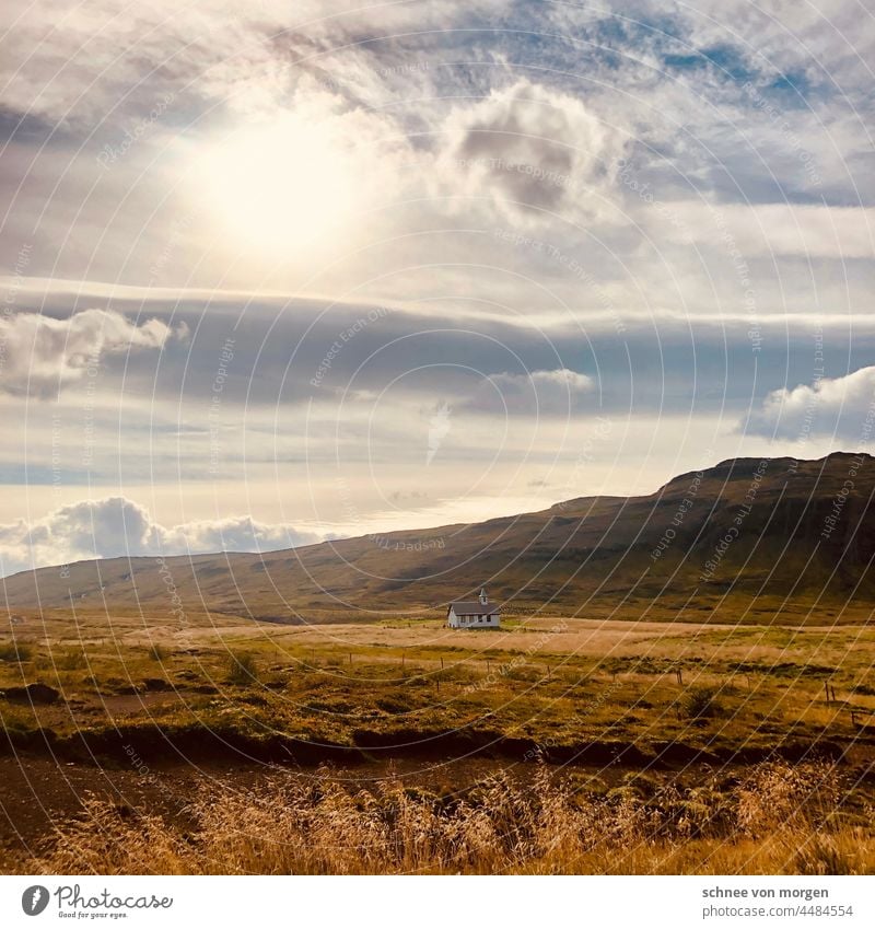 gelbesonnendurchflutetes land island landschaft feld kirche himmel Landschaft Kirche Natur Außenaufnahme Himmel Menschenleer Farbfoto Feld Gebäude