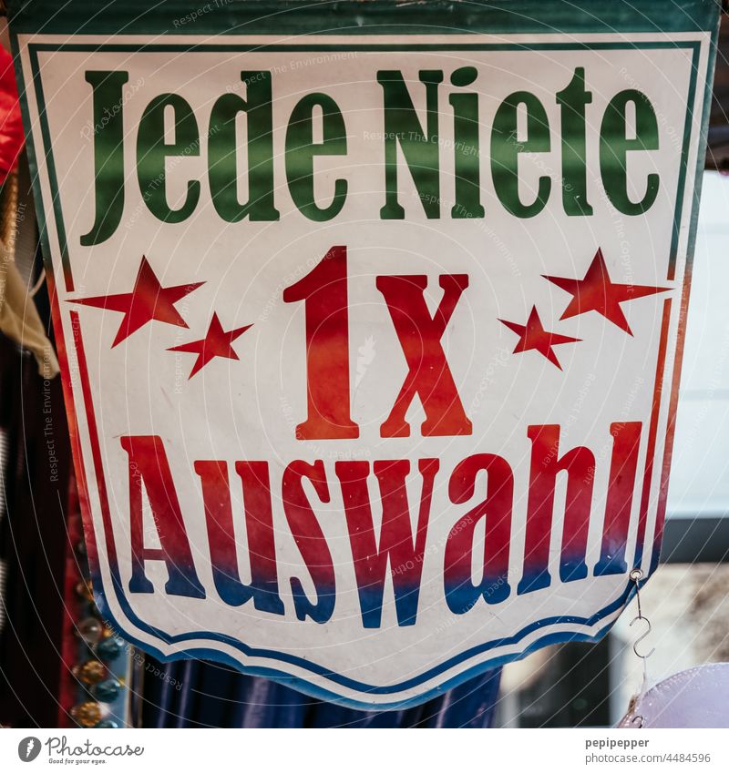 Jede Niete 1x Auswahl – Losbudenschild auf einer Kirmes kirmesbude Kirmess Kirmesattraktion Kirmestrophäe Kirmesstand Jahrmarkt Freizeit & Hobby Freude