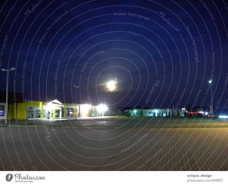 Einkauf bei Nacht Fußgängerzone Gewerbegebiet Ladengeschäft Platz Marktplatz ruhig leicht Streetlife Architektur Licht Mond mondlansschft Leben