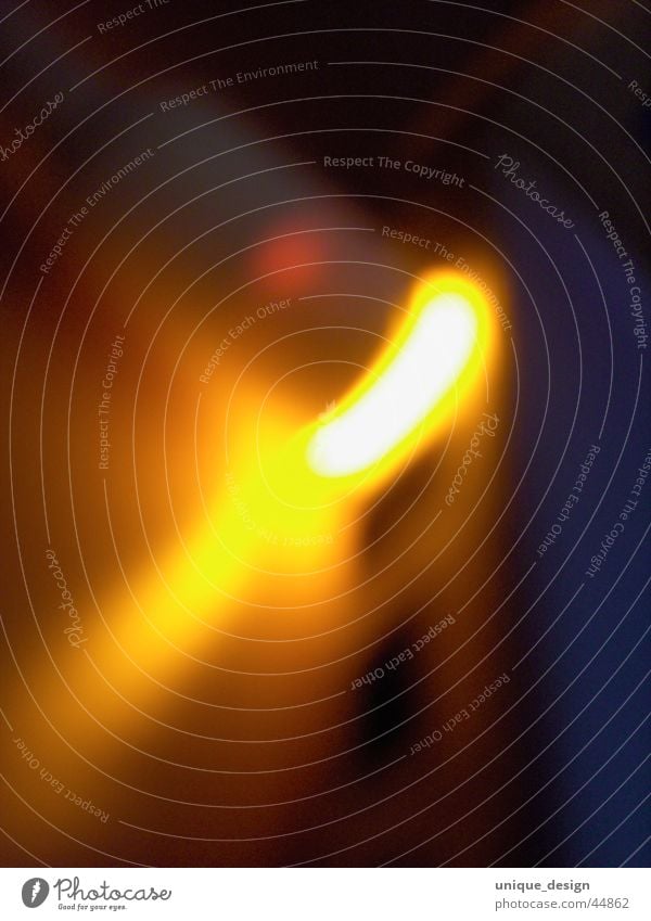 Licht tanken Batterie gelb Nacht dunkel Design Leichtigkeit energiegeladen Fototechnik Ladengeschäft netzteil Kreativität neu potential d