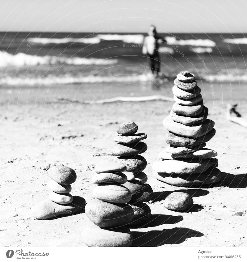 Steinturm und Meer Steine MEER Strand Turm Meditation landart Schwimmsport Schwimmer Junge Felsen Wasser Schwarzweißfoto Natur Gleichgewicht Harmonie