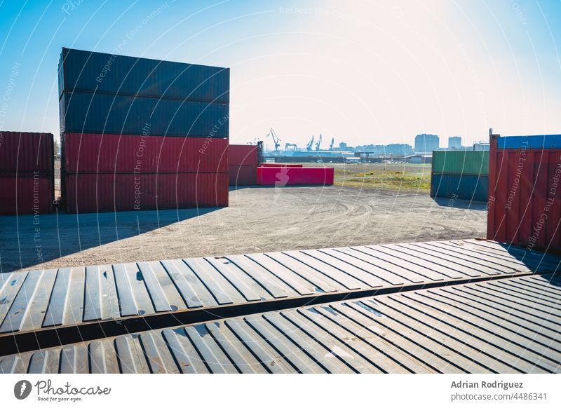 Stapel von Containern Frachtschiff. Fracht Fracht Versand von Container Logistik Industrie. Nautische Transport Distribution Yard, Business Commercial Dock und Transport.