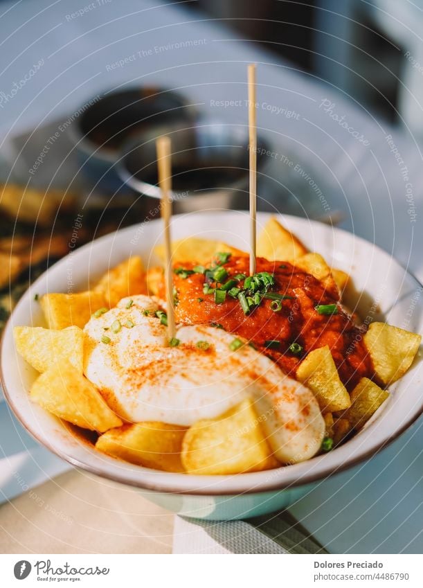 Typische spanische Tapa mit Kartoffeln und würziger Soße Amuse-Gueule Hintergrund gebacken Barbecue Bravas Mut Peperoni Chili Essen zubereiten Knusprig Würfel