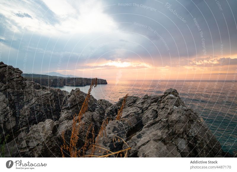 Felsenküste in der Nähe des wogenden Meeres in Spanien MEER Küste Meeresufer Sonnenuntergang Wasser Seeküste Ufer Stein Hafengebiet Abend Wasserseite