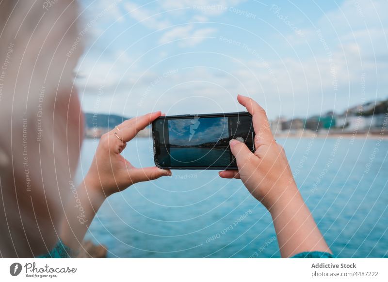 Weibliche Aufnahme einer malerischen Meereslandschaft bei Tageslicht Frau Smartphone fotografieren Gerät Gedächtnis Stil Stadtbild Bucht Fotografie donostia