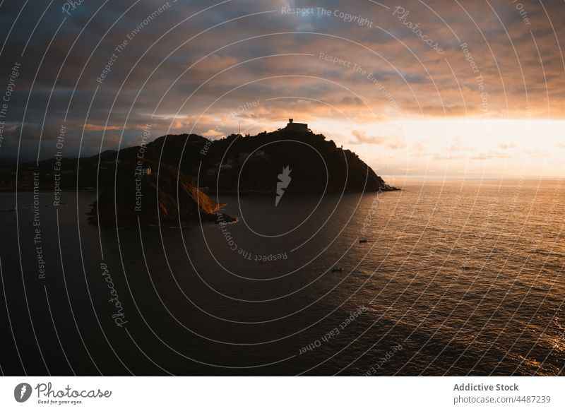 Malerische Landschaft mit Felsformationen und ruhigem Wasser der Bucht Natur felsig Windstille Umwelt Ufer Meer San Sebastián donostia Spanien Baskenland