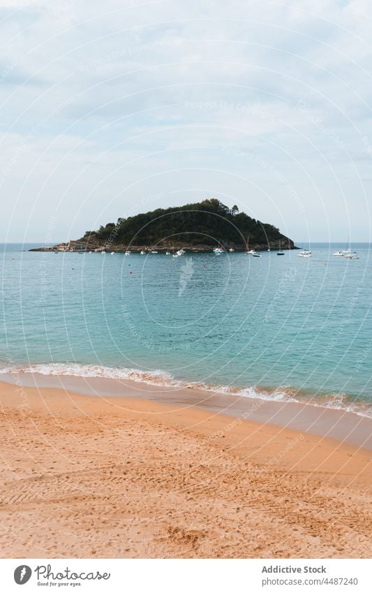 Sandstrand, der vom ruhigen Wasser des Ozeans umspült wird Natur Insel Strand Meer Küste Landschaft malerisch Ufer MEER San Sebastián Spanien donostia