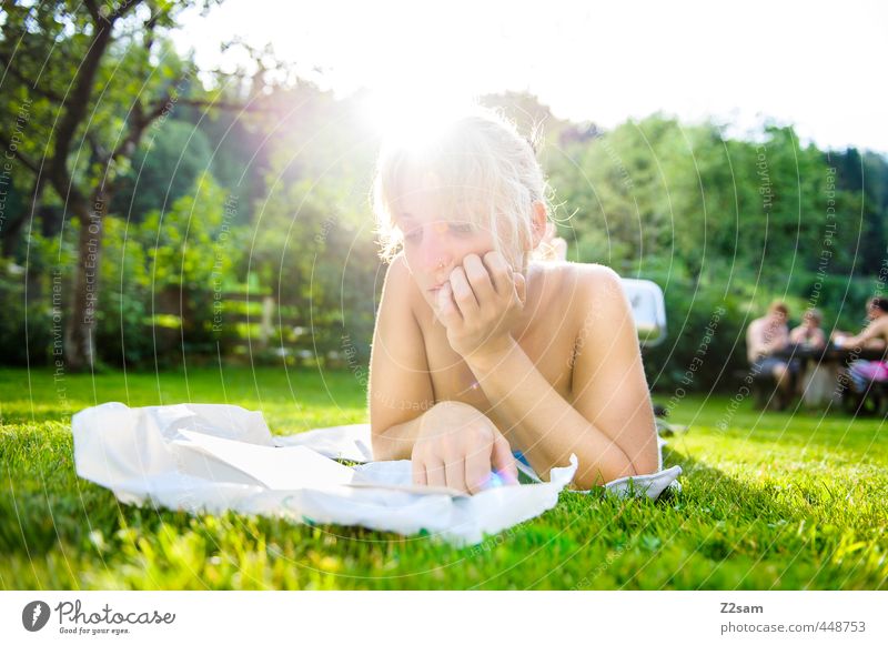 Leseratte Lifestyle Erholung Sommer Sommerurlaub Sonne lernen Student feminin Junge Frau Jugendliche 18-30 Jahre Erwachsene Natur Schönes Wetter Baum Sträucher