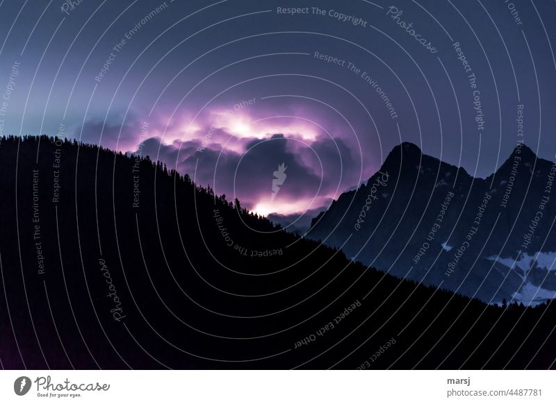 Da braut sich was zusammen. Wetterleuchten in den Bergen. Lichterscheinung Wolken Entsetzen Todesangst gigantisch Gipfel natürlich gruselig Respekt Himmel