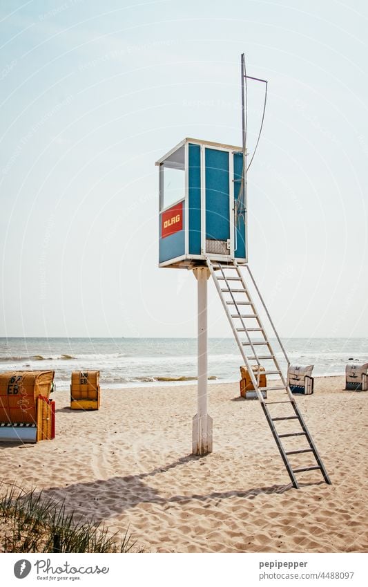 DLRG-Häuschen am Strand mit Strandkörben dlrg Wasser Sommer Schwimmen & Baden Meer Ferien & Urlaub & Reisen Rettung Rettungsschwimmer Rettungsring Sommerurlaub