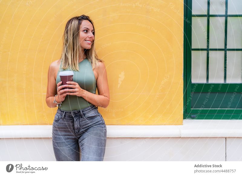 Gut gelaunte Frau mit Kaffee zum Mitnehmen auf der Straße Imbissbude trinken Gebäude Großstadt Getränk Stil Koffein trendy Pappbecher Lächeln heiter positiv