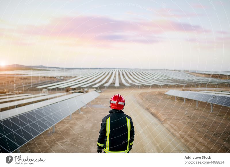 Unbekannter Arbeiter bei der Betrachtung von Solarmodulen solar Panel Energie Kraft modern alternativ elektrisch Umwelt Feld Technik & Technologie Generation