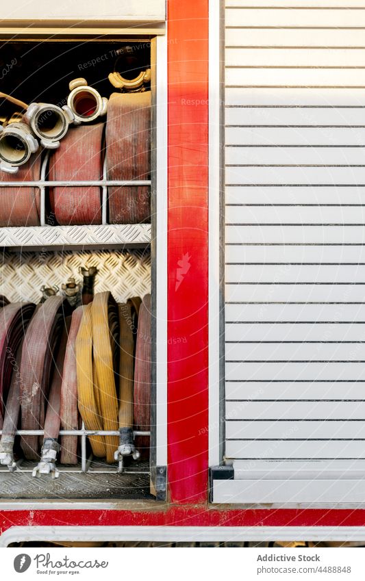 Metallteil mit Feuerwehrschläuchen und Feuerwehraufsatz Schlauch Lastwagen Gerät sortiert Sammlung verschiedene vorbereiten Sicherheit Vorrichtung Lager