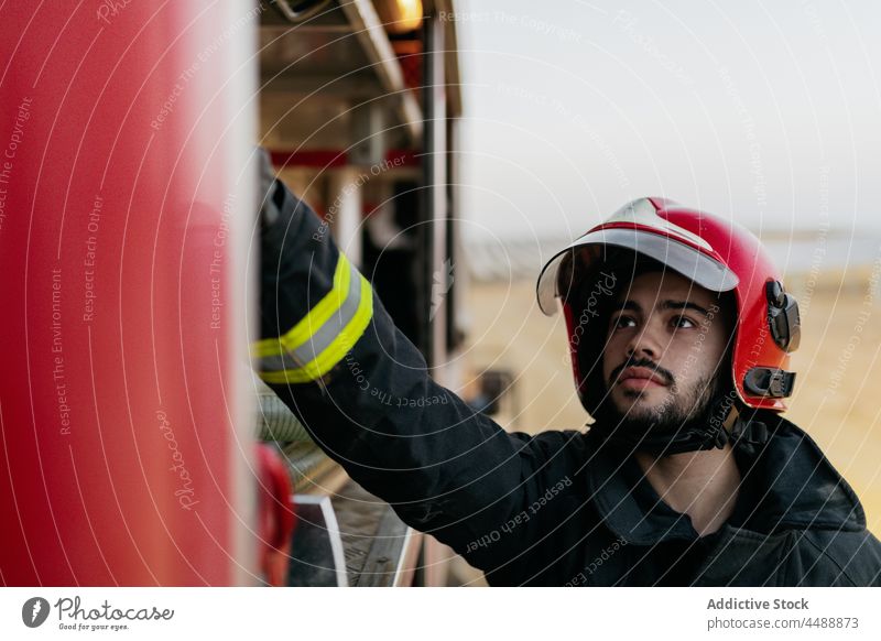 Feuerwehrmann bei der Arbeit mit Ausrüstung Arbeiter Gerät professionell Dienst Maschine Kontrolle Armaturenbrett arbeiten Lastwagen Sicherheit Schutzhelm