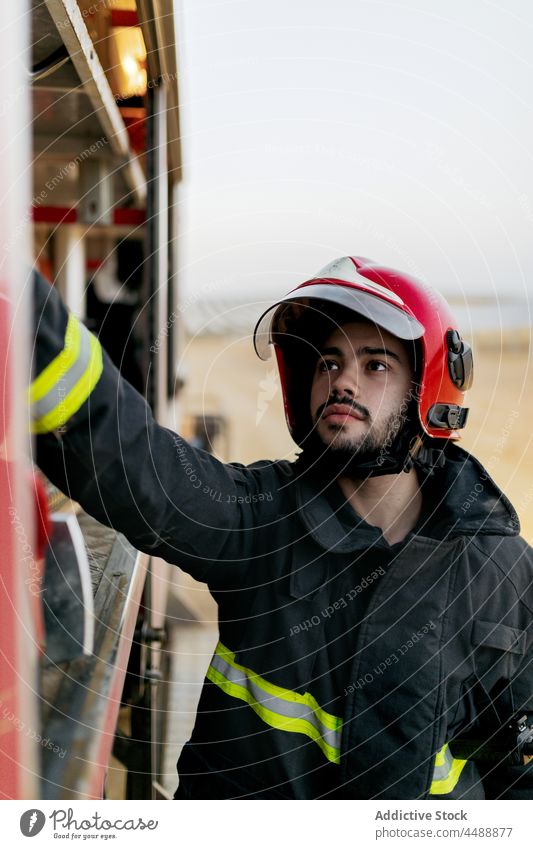 Feuerwehrmann bei der Arbeit mit Ausrüstung Arbeiter Gerät professionell Dienst Maschine Kontrolle Armaturenbrett arbeiten Lastwagen Sicherheit Schutzhelm