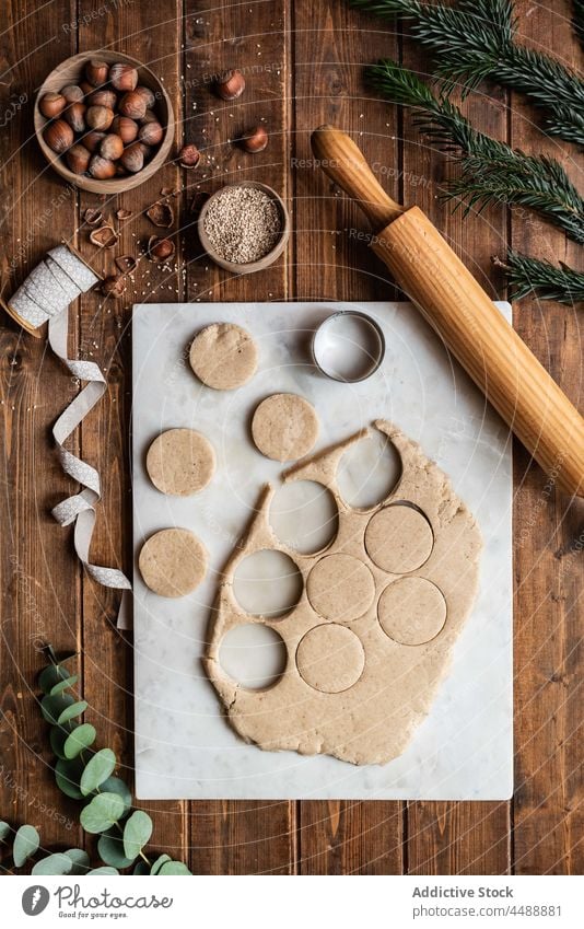 Teig und Keksform auf Holztisch Kutter polvoron Weihnachten Formular Schimmelpilze Haselnuss Tisch Gebäck Teigwaren roh Bestandteil Lebensmittel frisch