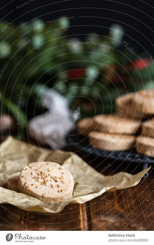 Leckeres Nussmürbegebäck auf einem Teller auf dem Tisch Keks polvoron Haufen Haselnuss Weihnachten umhüllen Papier Dessert süß dunkel Butterkeks Lebensmittel