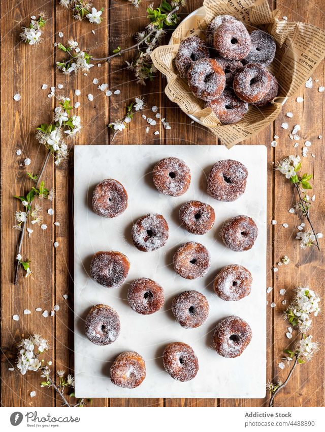 Leckere Krapfen auf dem Holztisch Fritter ausgeliehen süß Dessert Layout geschmackvoll Blume Gebäck appetitlich lecker frisch Lebensmittel Ernährung Doughnut