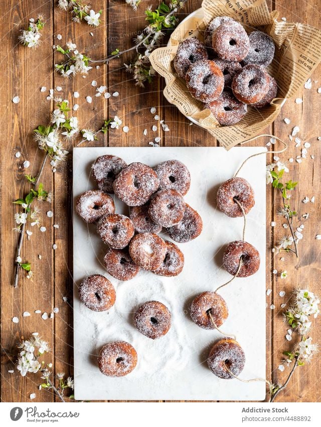 Leckere Krapfen auf dem Holztisch Fritter ausgeliehen süß Dessert Layout geschmackvoll Blume Gebäck appetitlich lecker frisch Lebensmittel Ernährung Doughnut