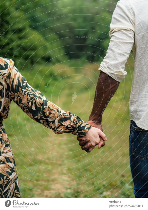 interrassisches Paar hält Hände Vielfalt Konzept Afro-Look Kaukasier vielfältig Liebe Familie neue Bestellung Kultur Ethnien Frau Menschen Lächeln im Freien