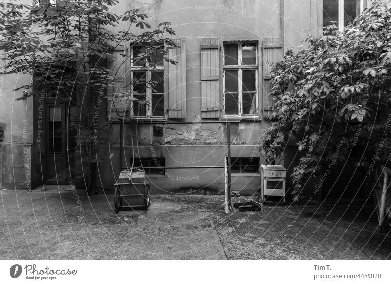 ein alter Hinterhof mit Teppich Klopfstange und Fahrradanhänger Prenzlauer Berg Berlin Altbau bnw Hof Innenhof Menschenleer Stadt Tag Stadtzentrum Haus Altstadt