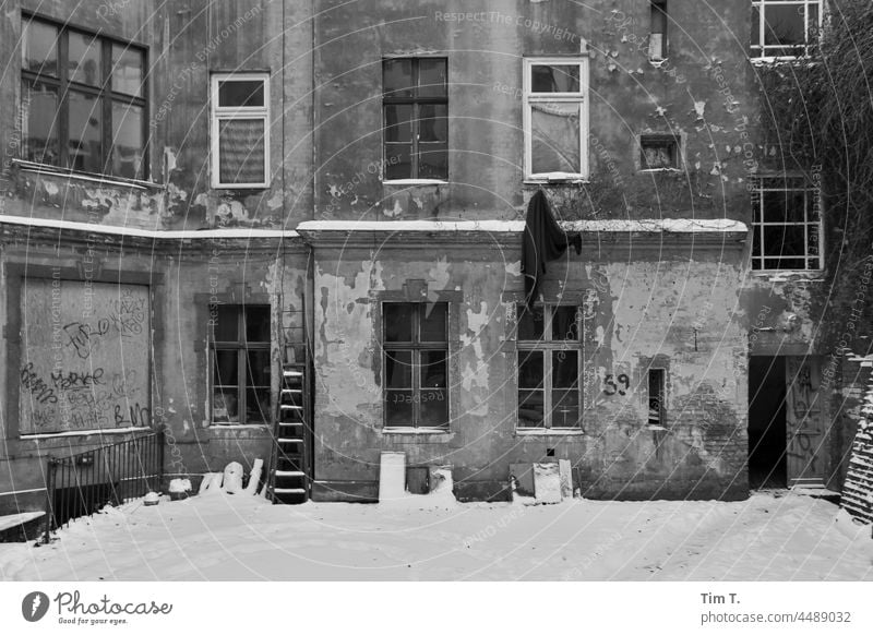 Alter Berliner Hinterhof im Winter . Es liegt Schnee. Innenhof bnw Prenzlauer Berg Fenster unsaniert Stadt Stadtzentrum Außenaufnahme Hauptstadt Menschenleer