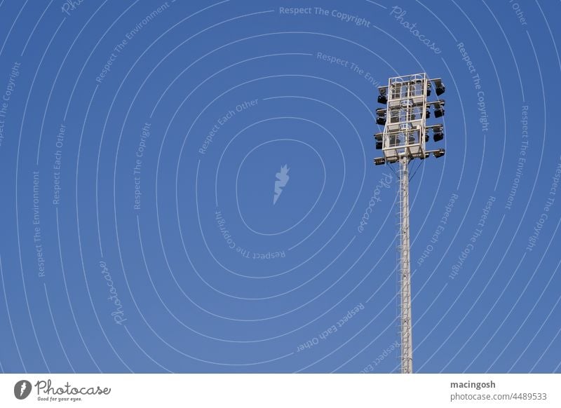 Flutlichtmast vor blauem Himmel Albanien Tirana Sportstadion Stadion Außenaufnahme Sportstätten Fußballplatz Sportveranstaltung Ballsport Farbfoto