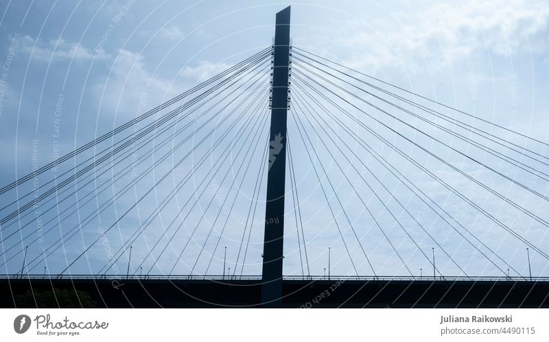 Köhlbrand Brücke in Hamburg von der Seite Köhlbrandbrücke Hafen Außenaufnahme Hafenstadt Farbfoto Sehenswürdigkeit Dämmerung Wahrzeichen Bauwerk außergewöhnlich