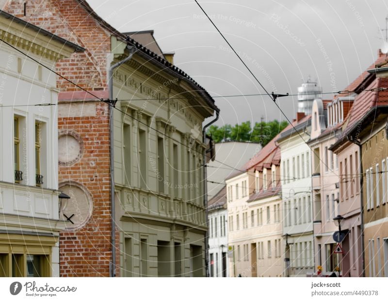 Straße mit Häuserreihen in der Altstadt Brandenburg an der Havel Stadtzentrum Architektur Fassade Häuserzeile Stadthaus Haus Friedenswarte Turm Oberleitung