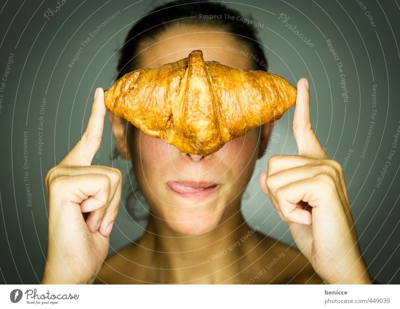 ces't un croissant Frau Mensch Croissant Backwaren Brot Bäckerei genießen reizvoll Erotik Blick in die Kamera festhalten Mehl Finger Speise Essen Foodfotografie