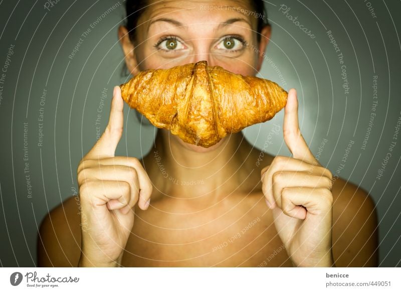 oui, oui, un croissant Frau Mensch feminin Croissant Backwaren Brot Bäckerei reizvoll Erotik Blick in die Kamera festhalten Mehl Finger Speise Essen