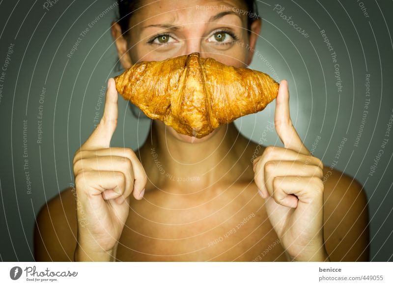 voila, un croissant Frau Mensch feminin Croissant Backwaren Brot Bäckerei Erotik reizvoll Blick in die Kamera festhalten Finger Gesunde Ernährung Speise Essen