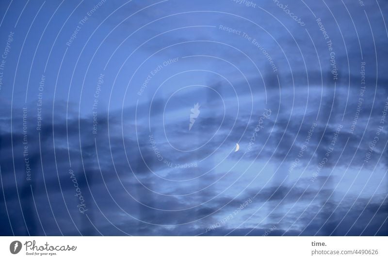 Geschichten vom Zaun (110) zaun mond mondsichel abend himmel unscharf wolken verschwommen gitter versteckt blau