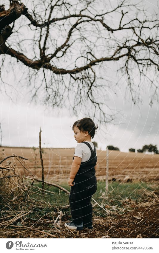 Kind auf den Feldern stehend Kaukasier 1-3 Jahre eine Person Tag Glück Kindheit niedlich Lifestyle Außenaufnahme Freude Mensch Farbfoto Denken erkunden Umwelt