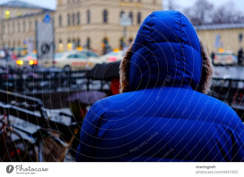 Anonym in der Großstadt anonym Mensch Mann Frau einsam Einsamkeit traurig Herbst schlechtes Wetter Regen Außenaufnahme nass Traurigkeit blau Kapuzenjacke