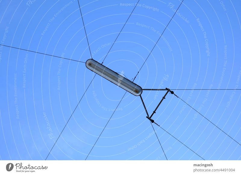 Straßenlaterne aus der Froschperspektive Geometrie Linien Diagonal blau Himmel Laterne Straßenbeleuchtung urban Stadt Großstadt Technik Beleuchtung abstrakt