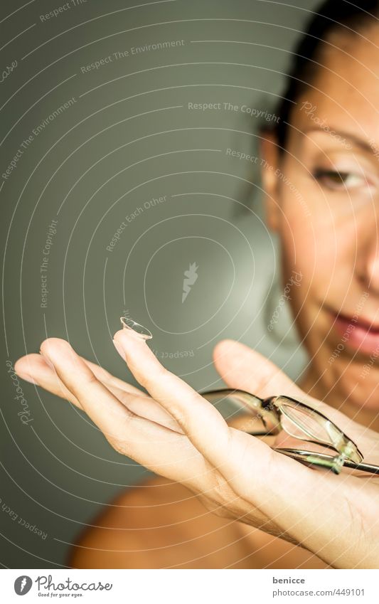 schaaaßaugert Frau Mensch Brille Linse Kontaktlinse Sehvermögen blind Auge Optiker Auswahl wählen Augenheilkunde Augenbraue Laseroperation halten Hand zeigen