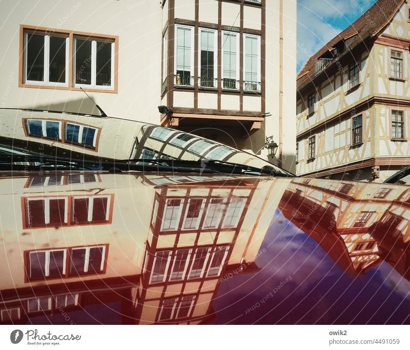 Erst mal sammeln Reflexion & Spiegelung Gebäude Autofenster Fensterscheibe abstrakt Fahrzeug PKW Komplexität Menschenleer Farbfoto Straßenverkehr Autodach