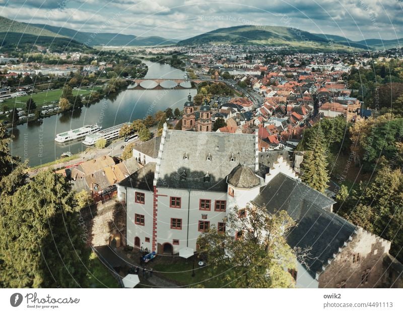 Miltenberg Unterfranken Kleinstadt Kreisstadt berühmt Sehenswürdigkeit Mainfranken Fluss Brücke Ausflugsdampfer Berge Wälder Häuser Dächer Burg Draufsicht