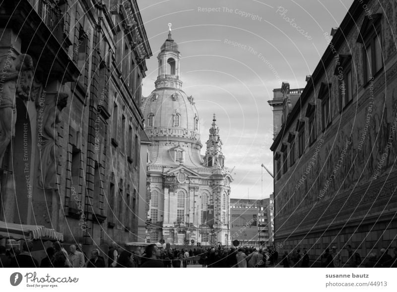 Licht & Schatten schwarz weiß Dresden historisch Gebäude Haus Kirche Bauwerk Architektur Frauenkirche