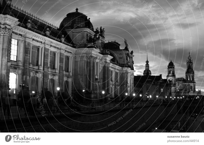 history historisch Dresden schwarz weiß Licht Gebäude Haus Zwinger heilig Wolken dunkel Architektur Schatten