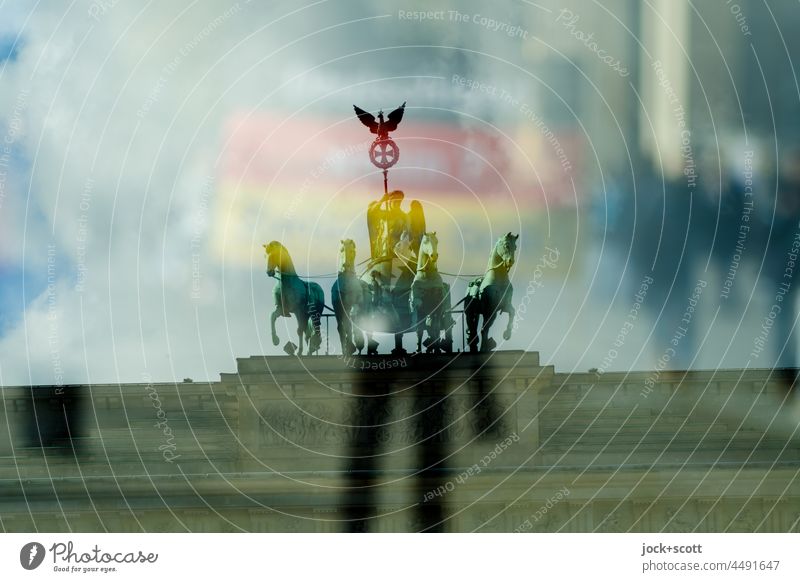 Demo am Brandenburger Tor Berlin Deutschland Doppelbelichtung Sehenswürdigkeit Wahrzeichen Pariser Platz Quadriga Demonstration Deutschlandfahne Silhouette